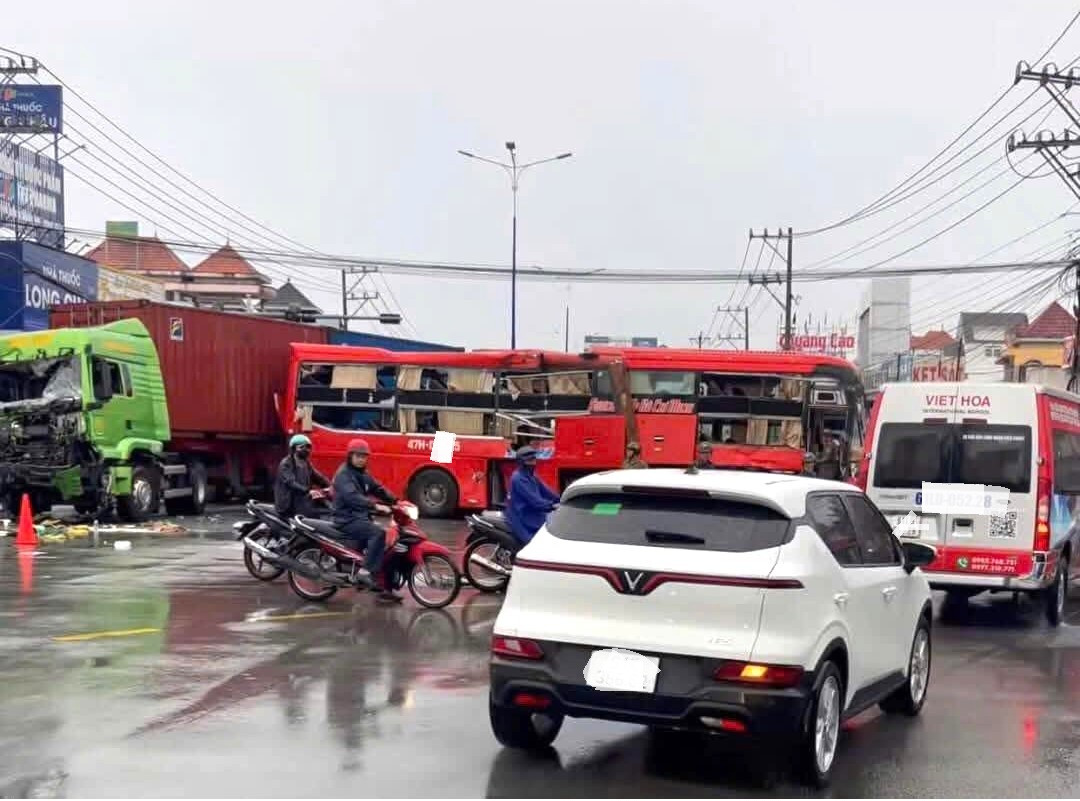 Vụ tai nạn xảy ra tại ngã tư và ảnh hưởng từ cơn mưa nên các phương tiện lưu thông qua khu vực trên gặp nhiều khó khăn
