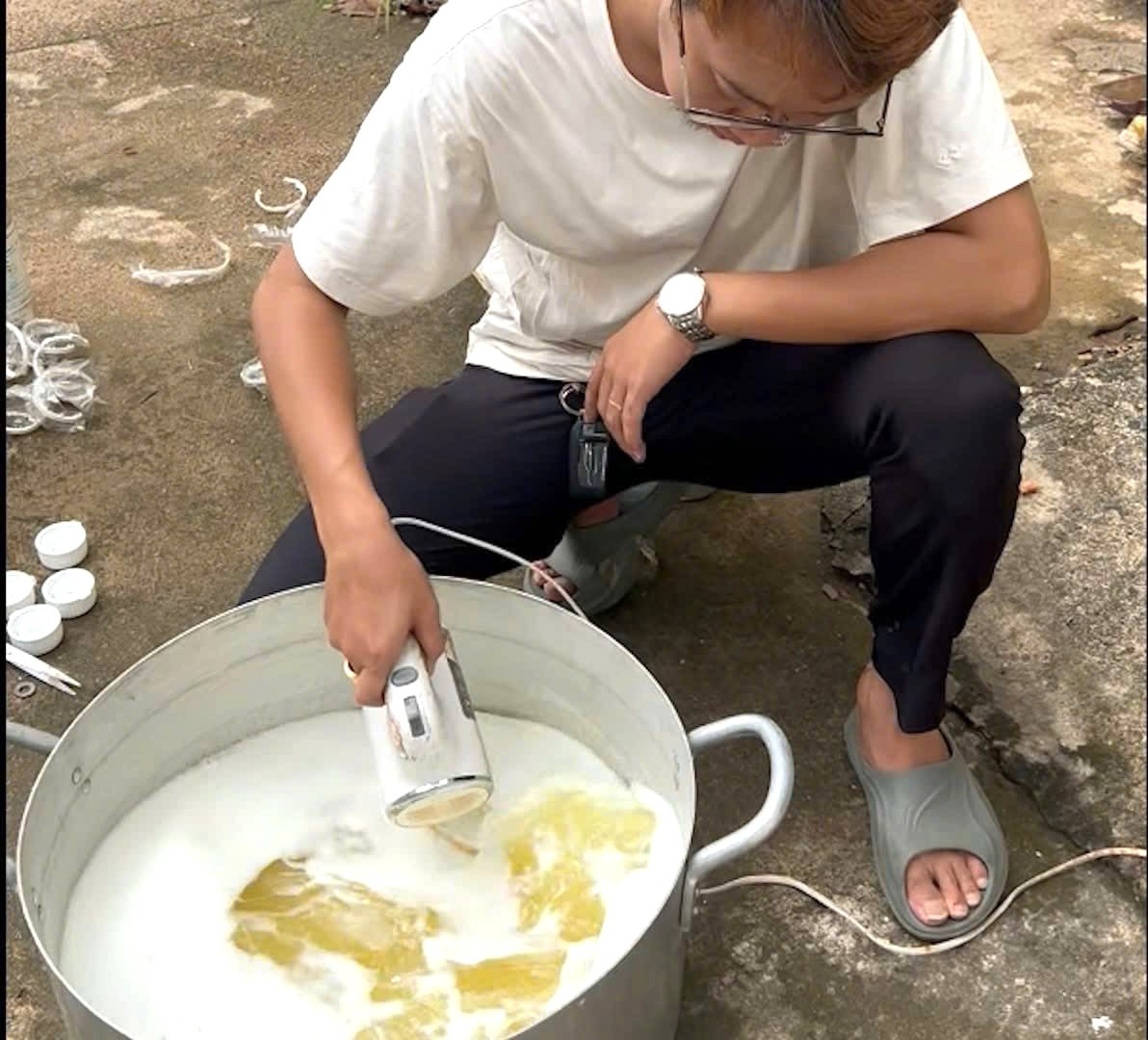 Hóa chất và nước được bỏ vào nồi, sau đó dùng máy đánh trứng để trộn đều tạo ra nước hoa Hóa chất và nước được bỏ vào nồi, sau đó dùng máy đánh trứng để trộn đều tạo ra nước hoa