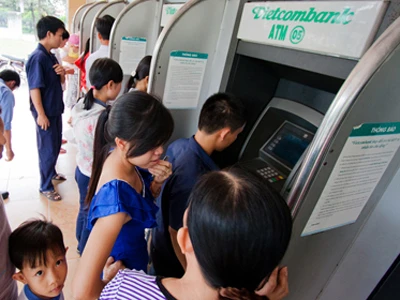 Công nhân rút tiền tại điểm ATM trong Khu chế xuất Linh Trung, P.Linh Trung, Q.Thủ Đức, TP.HCM