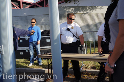 An ninh được thắt chặt, người tham dự được kiểm tra qua nhiều hàng rào an ninh