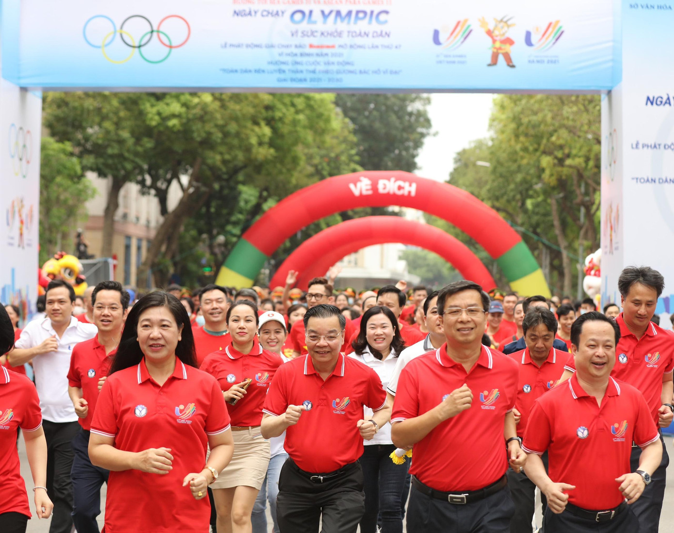 Lãnh đạo thành phố Hà Nội và các đại biểu chạy hưởng ứng tại lễ phát động.