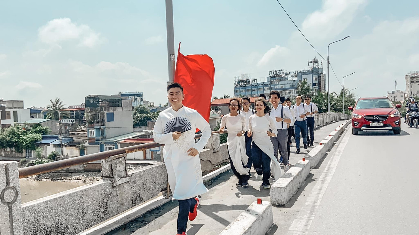 Do có chung sở thích và niềm đam mê chạy bộ, Tuấn Anh đã tạo bất ngờ cho vợ tương lai bằng cách rủ rê các thành viên HPR chạy bộ thực hiện Lễ ăn hỏi "có một không hai". Nhận được sự tán dương và ủng hộ của HPR, anh cùng một số thành viên đã cùng nhau chạy bộ đến nhà cô dâu để "hỏi vợ".