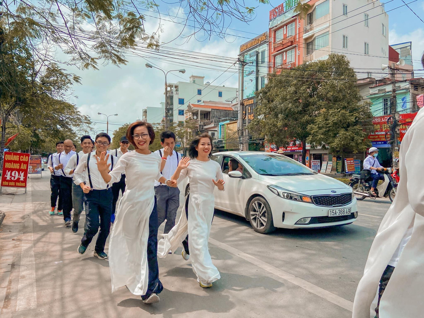 Hình ảnh chú rể lịch lãm diện áo dài cách tân trắng, theo sau là đoàn người với nữ xinh tươi mặc áo dài, nam bảnh bao với trang phục Suspender (quần dây đeo nam) chạy bộ trên quãng đường dài 4km ở thành phố Hải Phòng đã thu hút sự chú ý và ánh mắt ngưỡng mộ từ nhiều người.