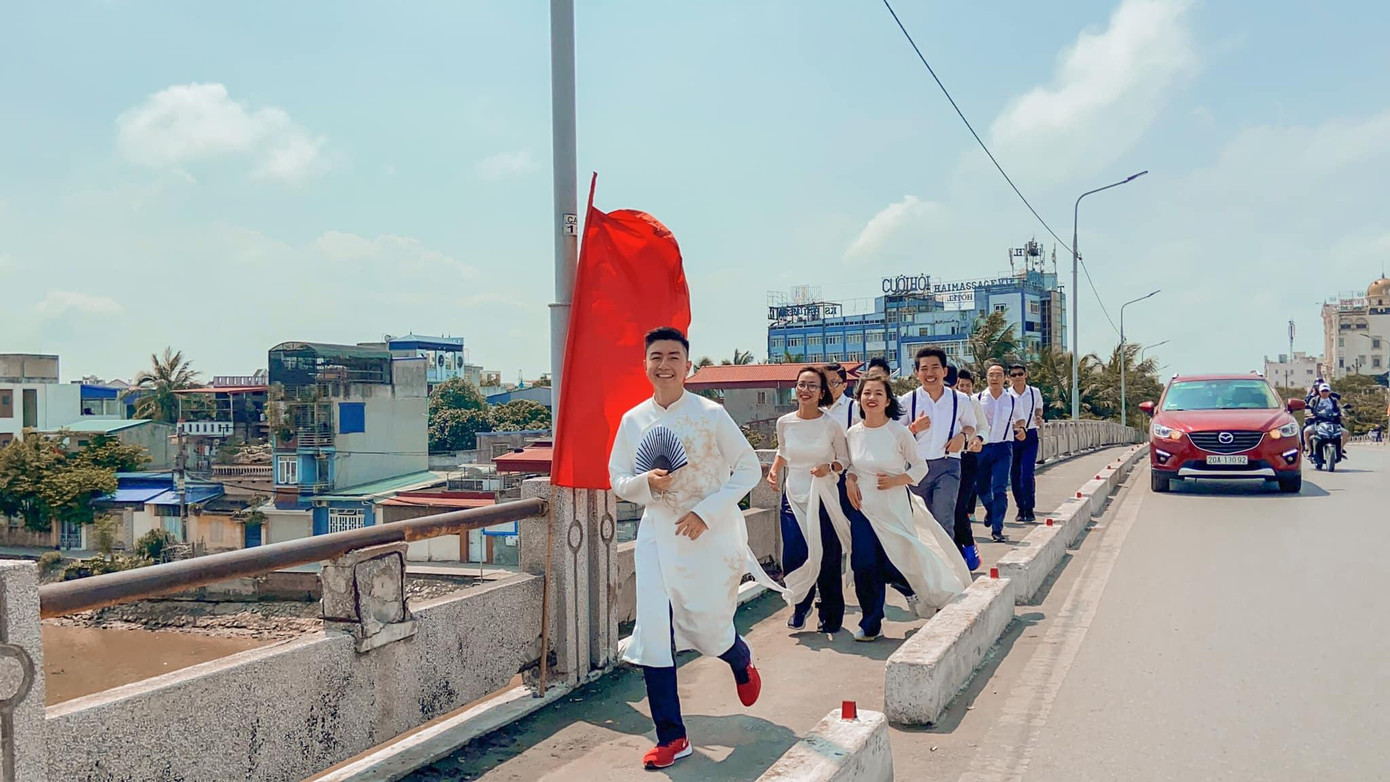 Tuấn Anh (1991) và Huyền My (1995) đều là những thành viên của nhóm chạy Hải Phòng Runner (HPR). Ngày 20/4 vừa qua, cặp đôi đã tổ chức Lễ ăn hỏi đầy ý nghĩa nhưng không kém phần ấn tượng tại quê nhà Hải Phòng.