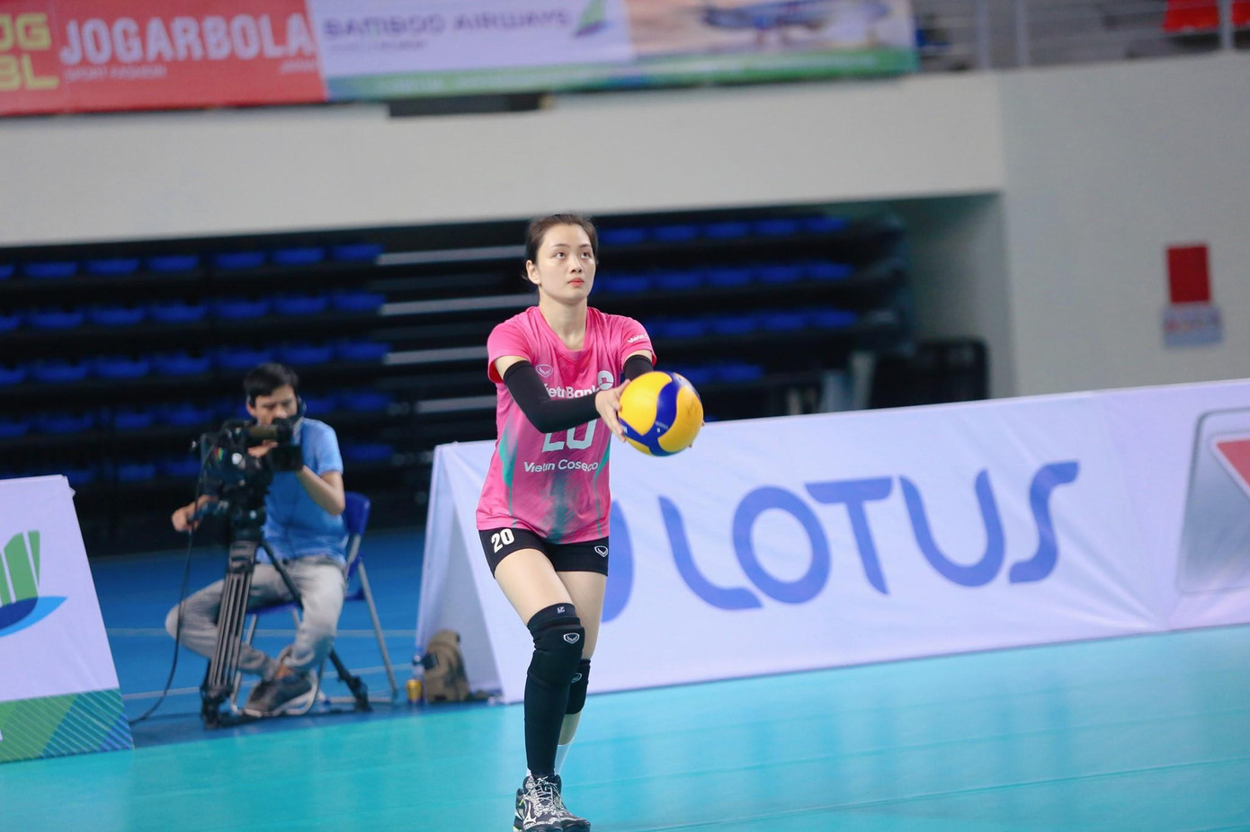 Thu Hoài cao 1,73 m, được đánh giá là một VĐV tài sắc vẹn toàn. Không chỉ tài năng, VĐV sinh năm 1998 còn sở hữu vẻ ngoài xinh đẹp, đôi chân dài miên man chẳng kém gì hoa hậu…