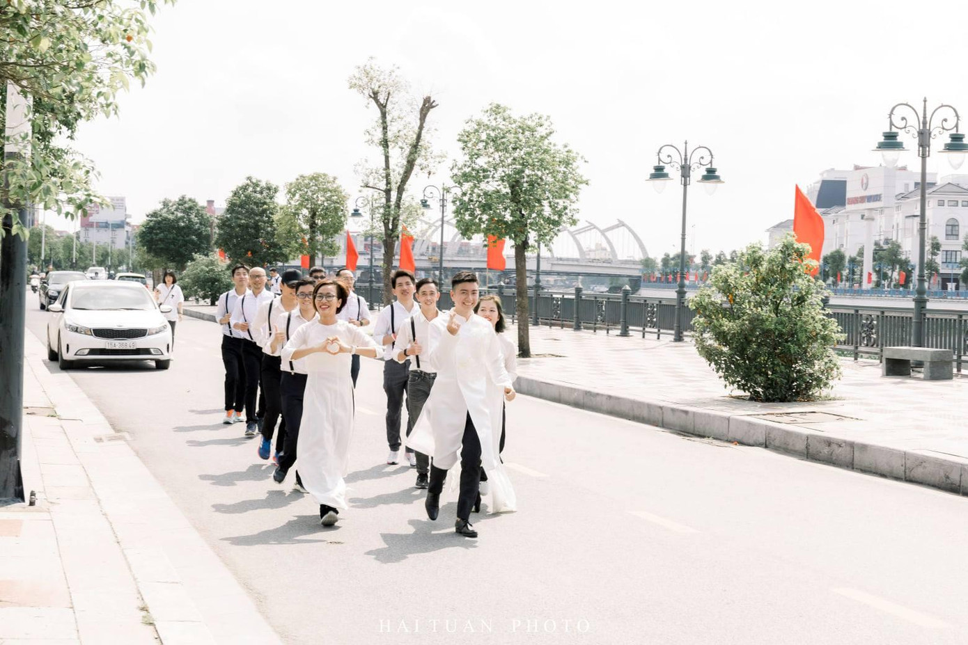 "Trong ngày trọng đại của mình, tôi muốn tạo bất ngờ và làm điều gì đó đặc biệt dành tặng cho vợ, để chứng minh cho rằng sau này chúng tôi có thể đồng cam cộng khổ, vui buồn có nhau, không chỉ trên đường chạy, mà còn trên đường đời nữa. May mắn là ý tưởng này được bố mẹ, gia đình và các anh chị em trong nhóm HPR ủng hộ và hưởng ứng. Nhờ có mọi người, tôi mới có được Lễ ăn hỏi ý nghĩa và đáng nhớ. Tôi thực sự cảm ơn mọi người rất nhiều", chú rể Tuấn Anh chia sẻ với Tiền Phong.