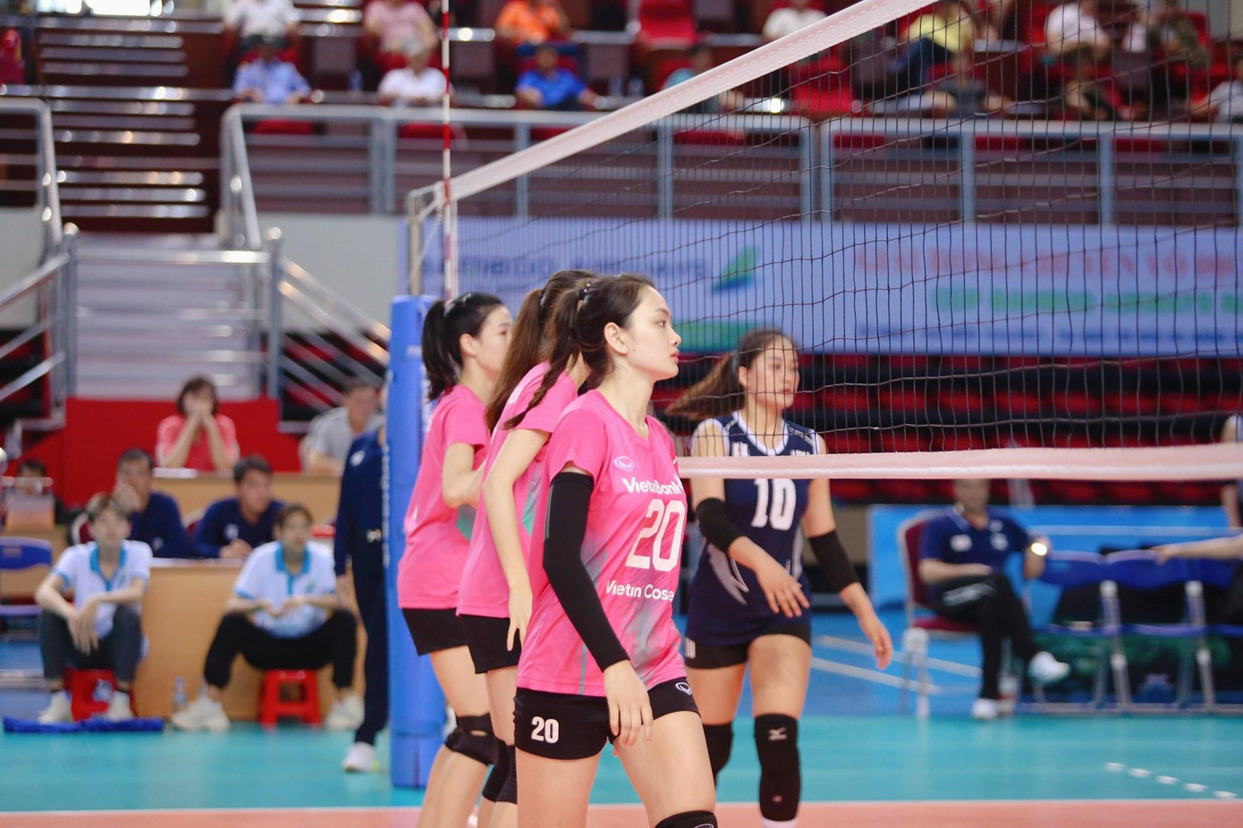 Mới đây, người hâm mộ bóng chuyền Việt Nam đã bất ngờ trước thông tin Thu Hoài cùng hai đồng đội Hoàng Thị Phương Anh, Nguyễn Ninh Anh và HLV Phạm Kim Huệ nhận án phạt “cảnh cáo” từ Liên đoàn Bóng chuyền Việt Nam (VFV).