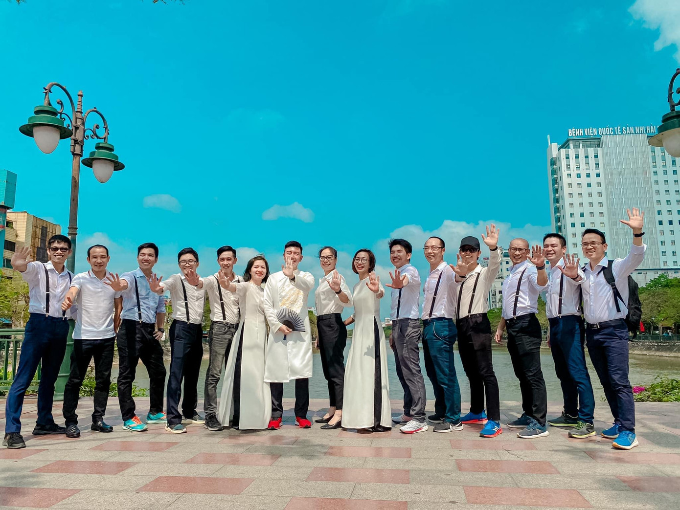 Chứng kiến những hình ảnh đẹp này, rất nhiều runner đã gửi lời chia vui và chúc phúc hạnh phúc tới Tuấn Anh và Huyền My. Anh Trần Nam (thứ hai từ trái sang), một thành viên của HPR bày tỏ: "Hôm nay khác với race, khác buổi tập hàng ngày, hôm nay em đã thực hiện những bước chạy... cuộc đời. Những bước chạy để đón người bạn đời về bên mình. Chúc hai em trăm năm hạnh phúc".