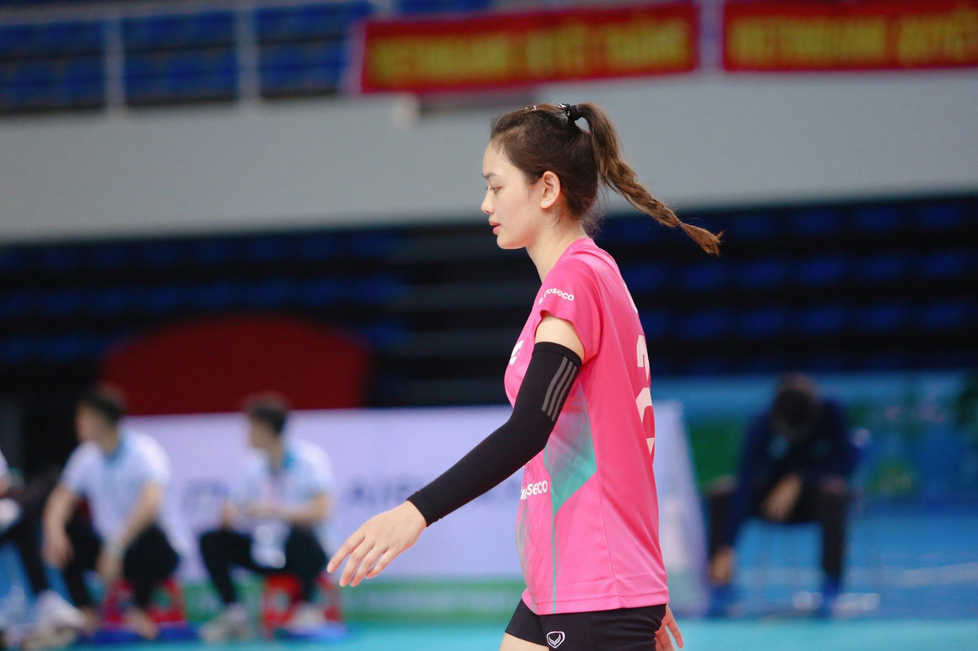 Nguyễn Thu Hoài (sinh năm 1998) thi đấu ở vị trí chuyền hai cho CLB Ngân hàng Công Thương và đội tuyển bóng chuyền nữ Việt Nam.