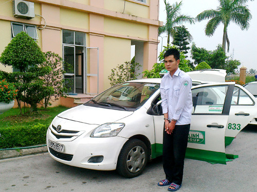 Đối tượng Phạm Văn Đạt cùng chiếc taxi - tang vật vụ án