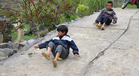 Trên đường thỉnh thoảng có những hòn đá lăn xuống rất nguy hiểm. Ảnh: Trường Phong