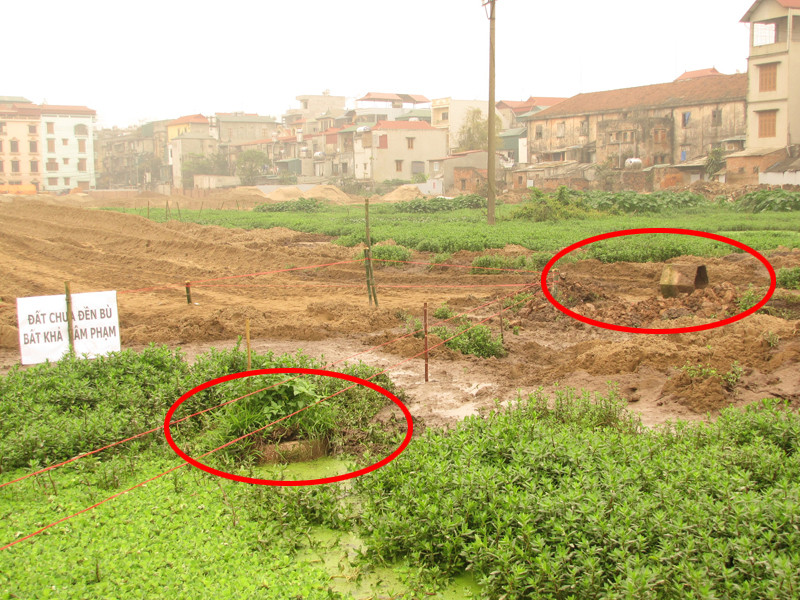Ngôi mộ bên phải bị san lấp đã được di dời đi nơi khác và một ngôi mộ cũng suýt bị san lấp