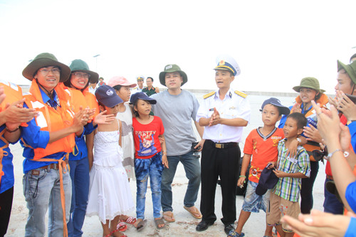 Cán bộ, chiến sỹ và các cháu nhỏ trên đảo Song Tử Tây hát vang trên bến thuyền lúc từ biệt đoàn