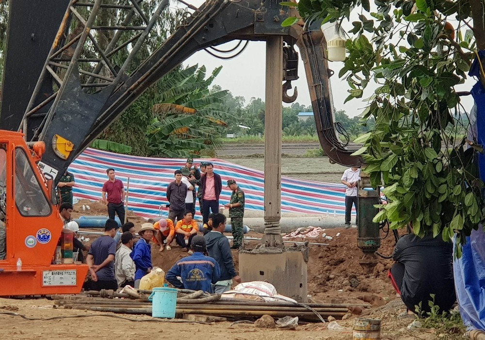 Các lực lượng chức năng tỉnh Đồng Tháp tìm cách giải cứu cháu bé 10 tuổi rơi xuống hố bê tông