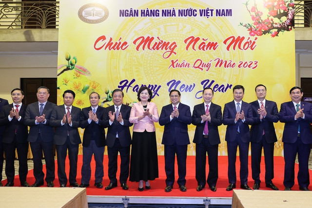 Thủ tướng Phạm Minh Chính và các cán bộ, công chức ngành ngân hàng.