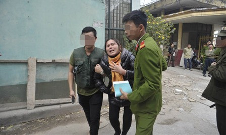 Người thân nạn nhân đau đớn khi nhận được hung tin.