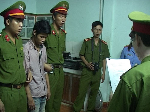 Công an đọc lệnh bắt đối với Hồ Công Hiến 