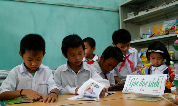 Khu vực bên cạnh là góc đọc sách với gần 1.000 đầu sách, truyện do Báo Tiền Phong và đoàn viên thanh niên VNPT quyên góp trao tặng. Góc đọc sách thu hút nhiều em nhỏ ngay trong ngày khai trương