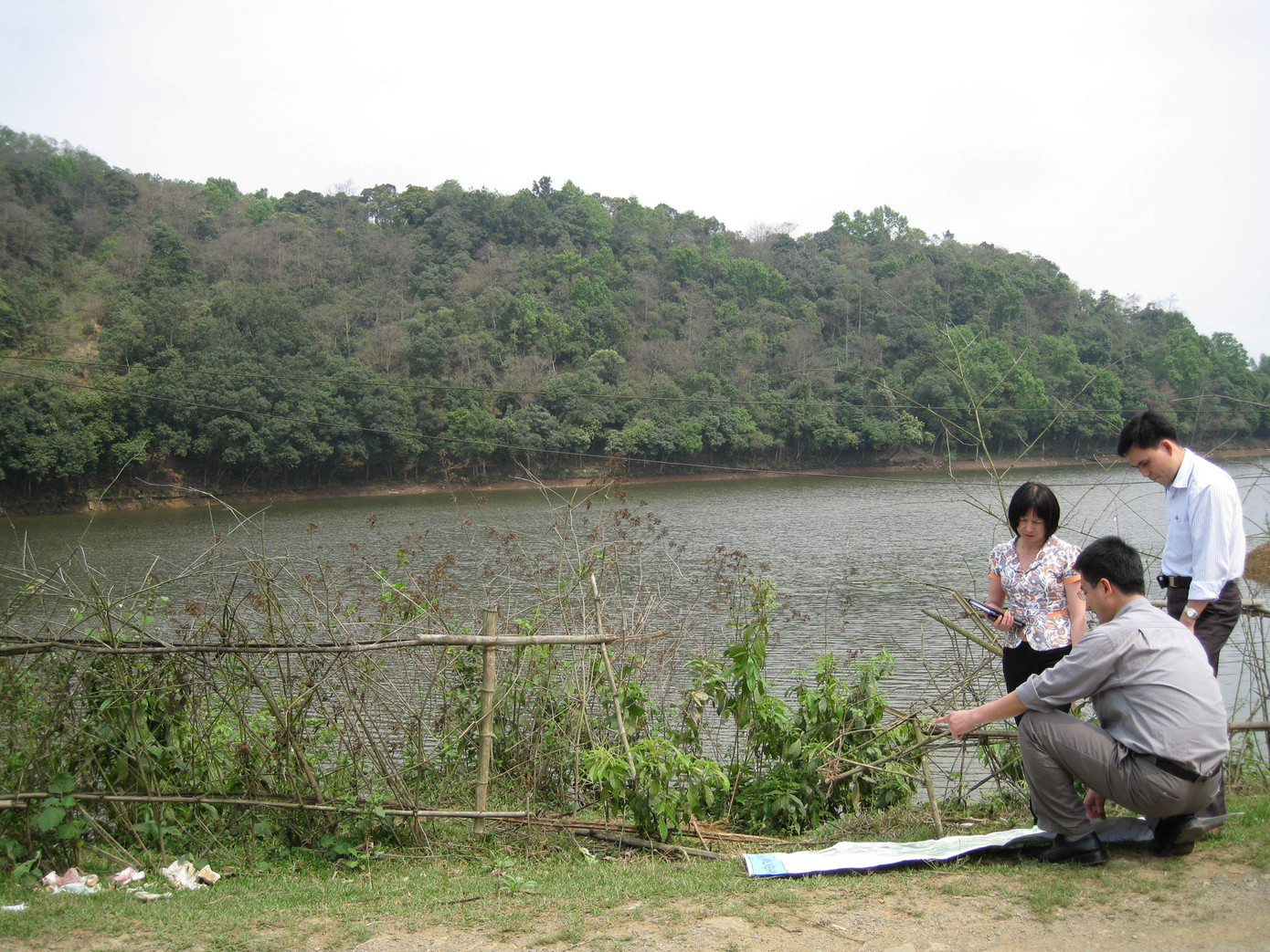 Nhà báo Vương Hạnh (áo sáng ngoài cùng bên phải) thu thập thông tin về siêu dự án KĐT Đồng Xuân - Tiến Xuân . Ảnh: Phùng Sưởng Nhà báo Vương Hạnh (áo sáng ngoài cùng bên phải) thu thập thông tin về siêu dự án KĐT Đồng Xuân - Tiến Xuân