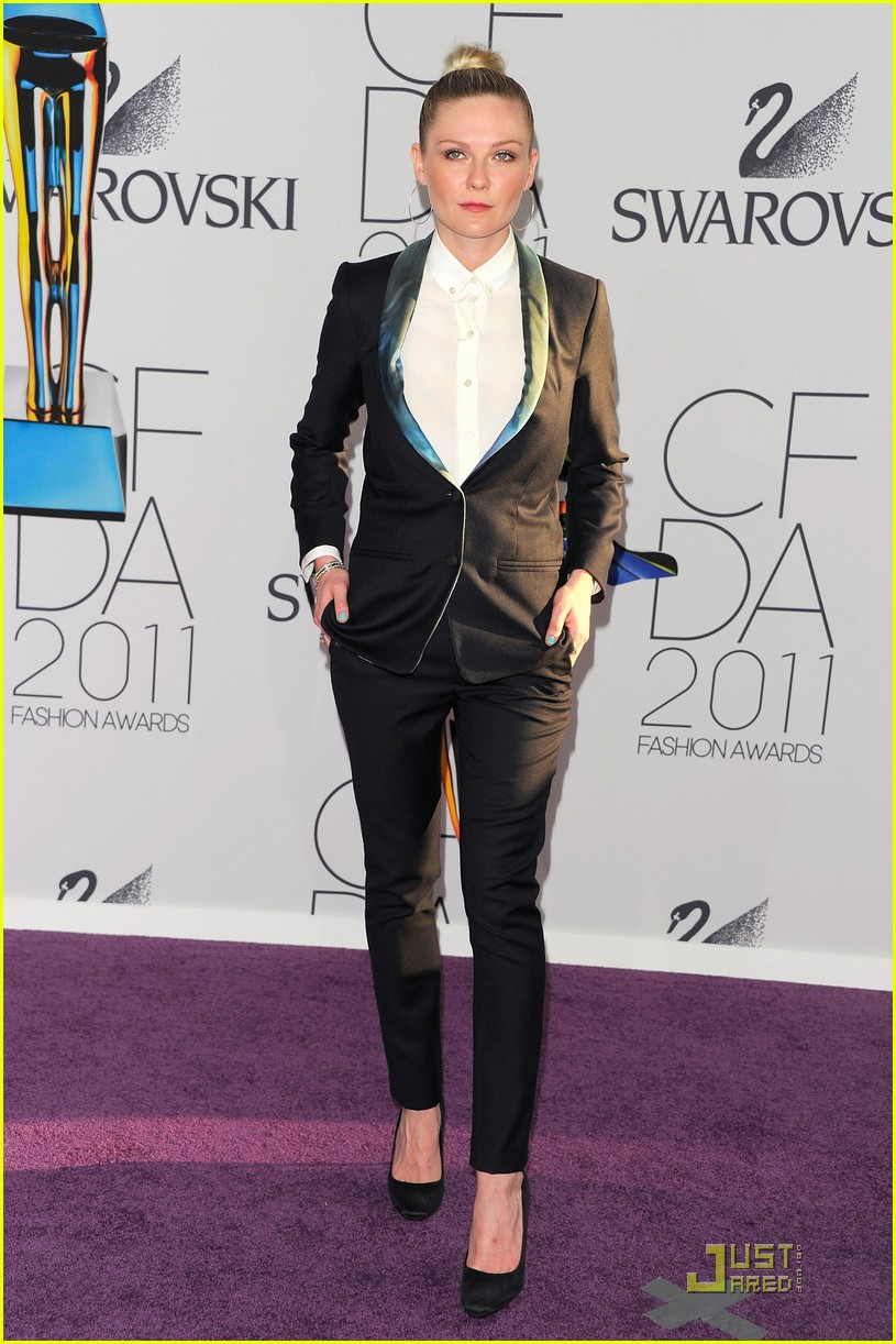 Ngôi sao phim "Người nhện" - Kristen Dunts chọn bộ vest khá nam tính. Ngôi sao phim