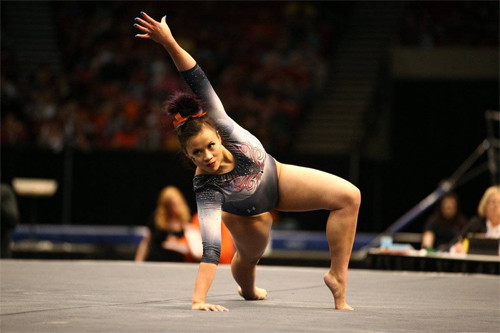 Kinh hãi cảnh nữ VĐV thể dục gãy cả hai chân sau cú nhảy santo ảnh 1