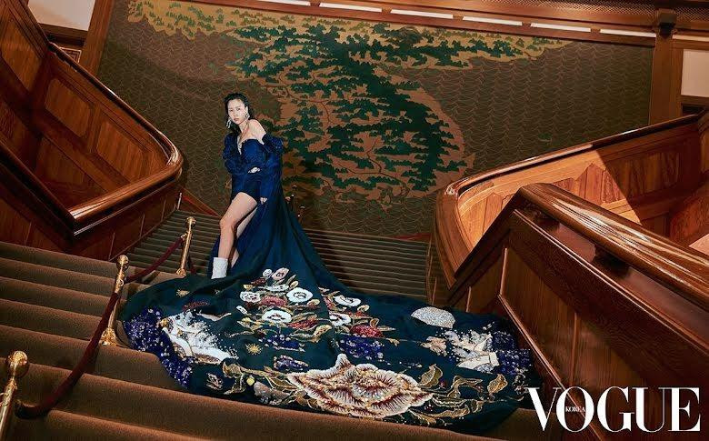 Dân mạng cho rằng tạo dáng của các người mẫu không phù hợp với địa danh lịch sử của Hàn Quốc.