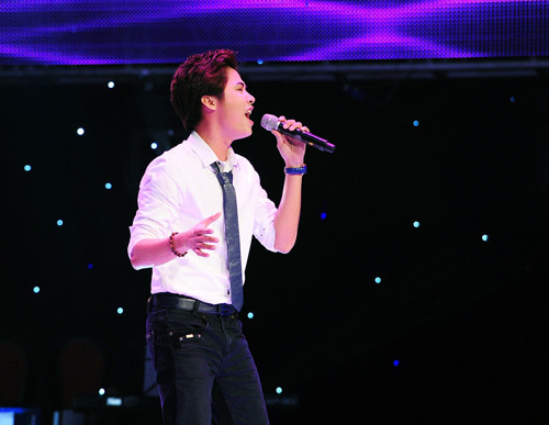 Thí sinh Nguyễn Trần Minh Sang (đội Đàm Vĩnh Hưng) với ca khúc Nơi tình yêu bắt đầu