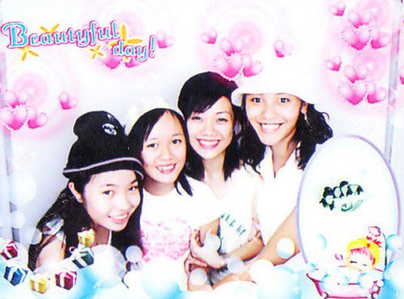  Huệ Vân (ngoài cùng bên phải)