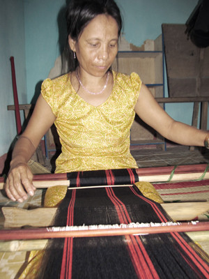 Phụ nữ làng Yều dệt thổ cẩm
