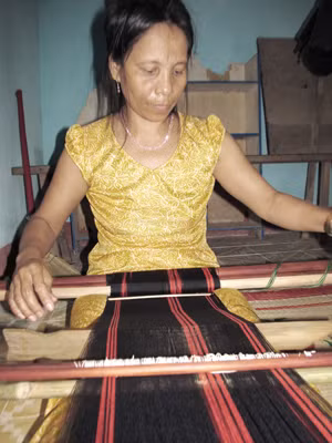Phụ nữ làng Yều dệt thổ cẩm