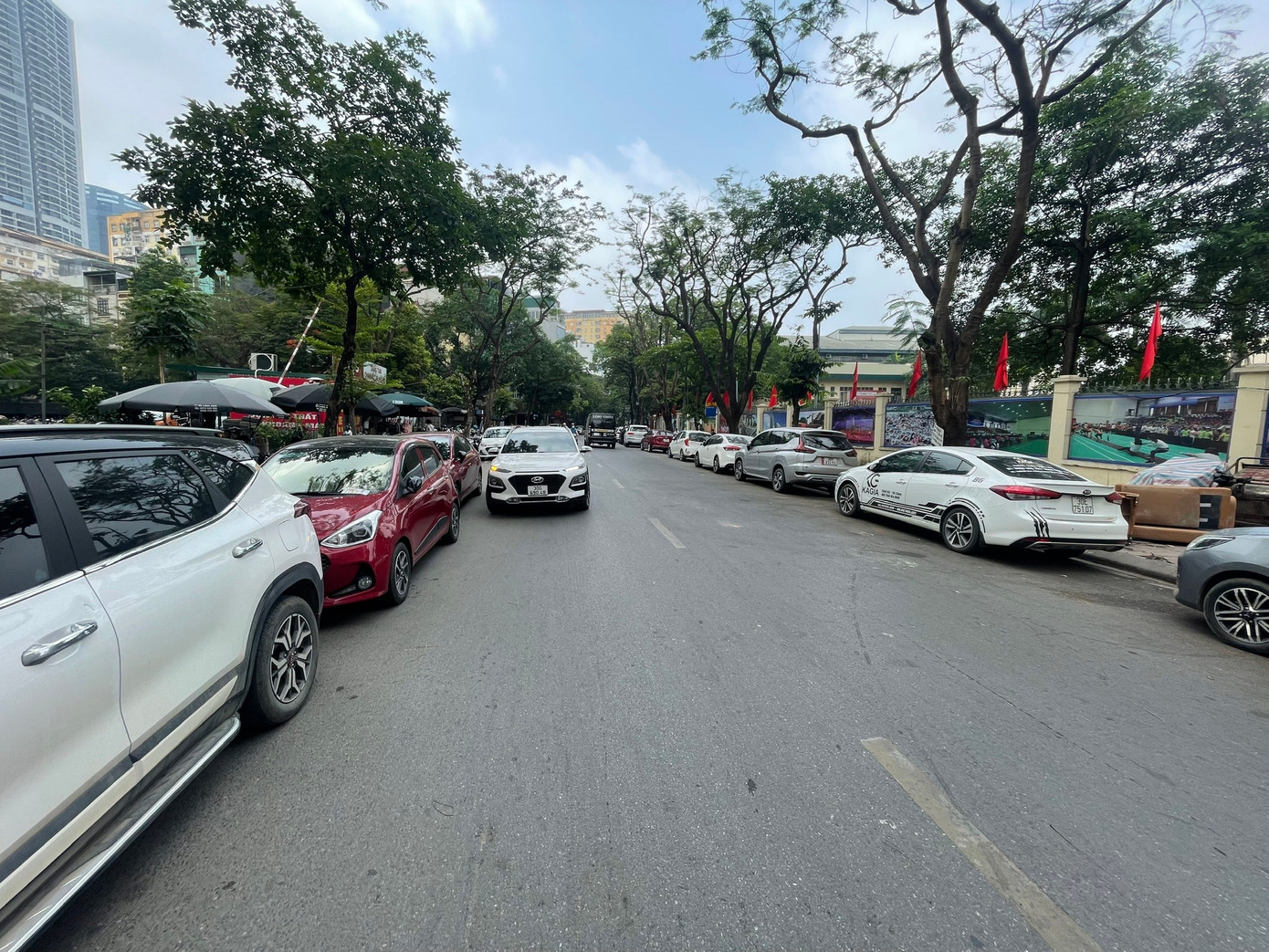 Ô tô xếp hàng dài hai bên đường Trần Quý Kiên, gần khu vực Nhà thi đấu quận Cầu Giấy - địa điểm bốc thăm mua nhà ở xã hội NHS Trung Văn. Ảnh: L.Q. Ô tô xếp hàng dài hai bên đường Trần Quý Kiên, gần khu vực Nhà thi đấu quận Cầu Giấy - địa điểm bốc thăm mua nhà ở xã hội NHS Trung Văn. Ảnh: L.Q.