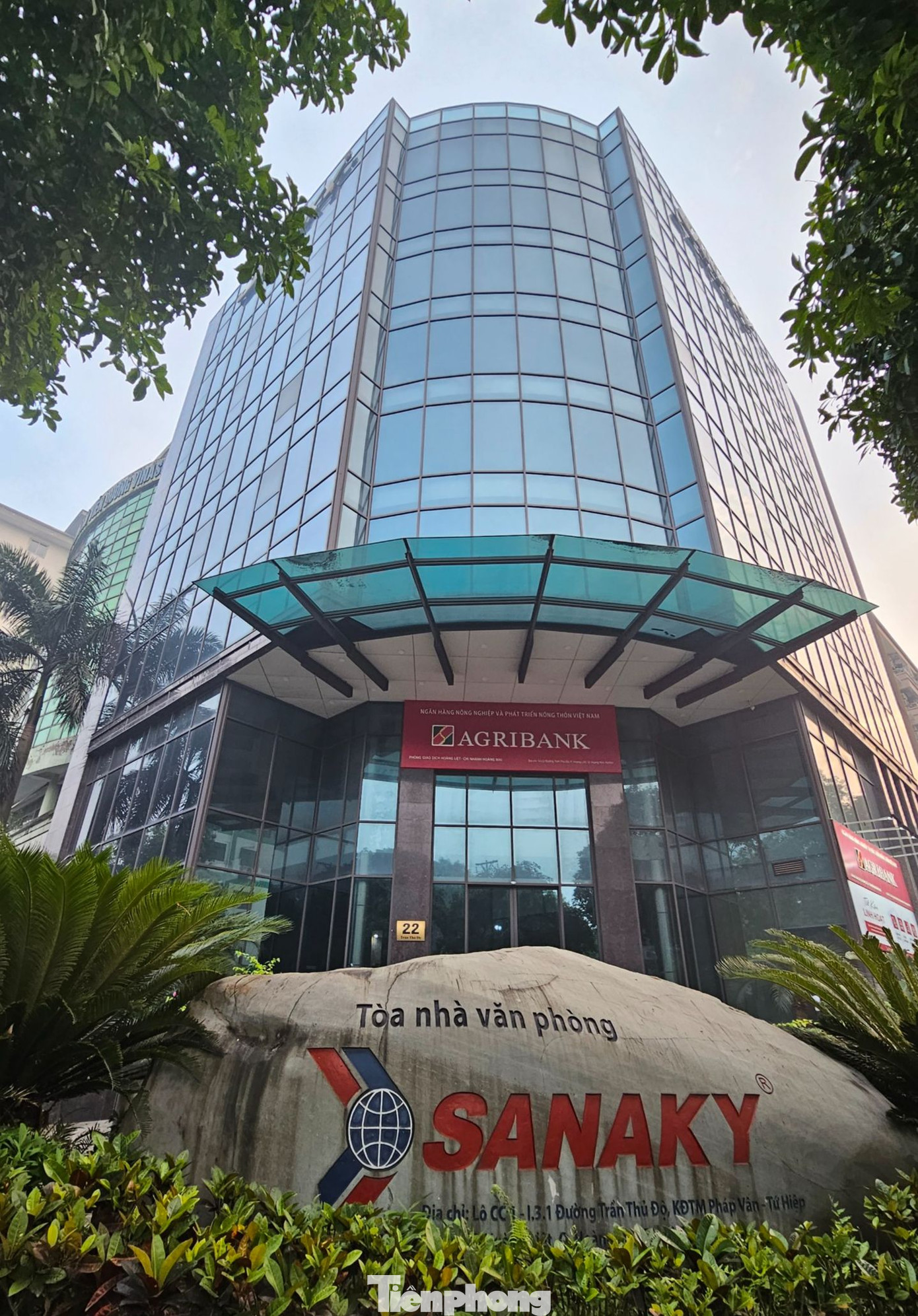 Tòa nhà văn phòng Sanaky, đường Trần Thủ Độ (phường Hoàng Liệt, quận Hoàng Mai) vi phạm PCCC, bị đình chỉ từ tầng 1 đến tầng 7.