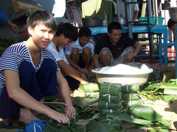Gói bánh chưng cùng người dân