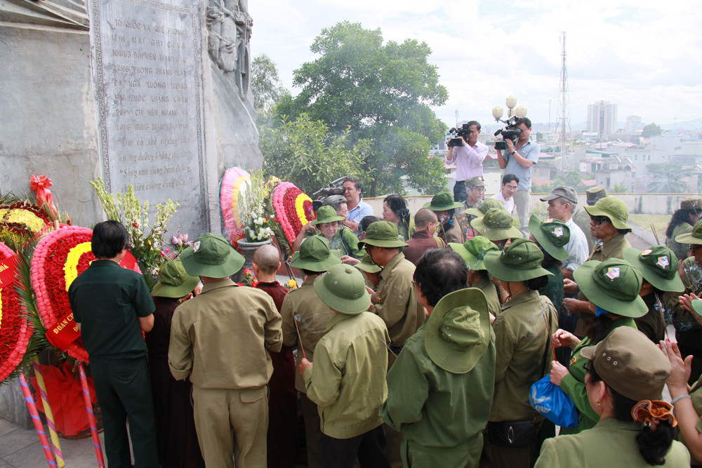 Mỗi nén hương đều thể hiện tình cảm sâu đậm của những người đồng đội cũ. Ảnh: TRường Phong. 