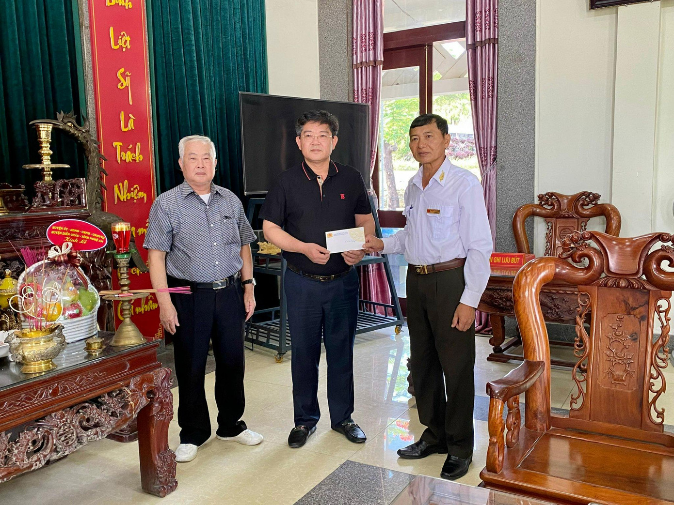 Gia đình cựu chiến binh Trần Đức Trung (ngoài cùng bên trái) tặng cho Nghĩa trang Quốc gia đường 9 Trường Sơn kinh phí để mua một chiếc máy in ảnh. Gia đình cựu chiến binh Trần Đức Trung (ngoài cùng bên trái) tặng cho Nghĩa trang Quốc gia đường 9 Trường Sơn kinh phí để mua một chiếc máy in ảnh.