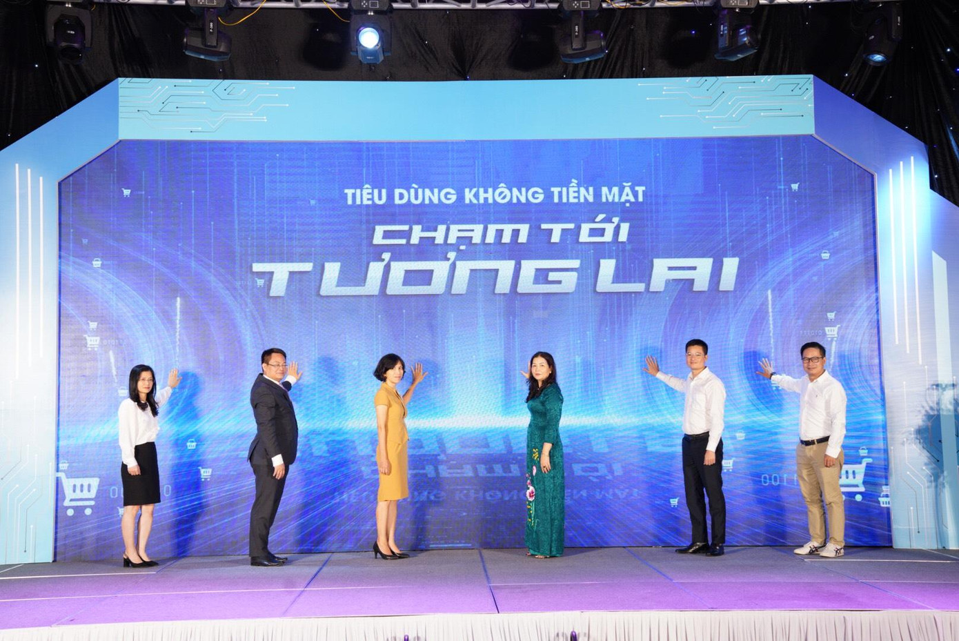 Các đại biểu kích hoạt sự kiện "không dùng tiền mặt" năm 2022 với chủ đề: "Chạm tới tương lai". Các đại biểu kích hoạt sự kiện "không dùng tiền mặt" năm 2022 với chủ đề: "Chạm tới tương lai".