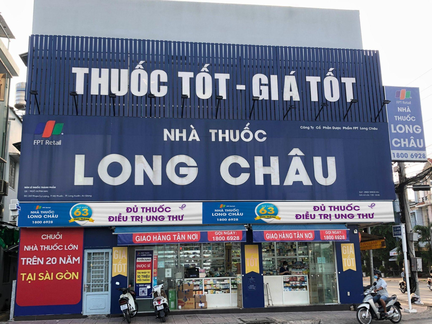 FPT Long Châu đã có gần 700 nhà thuốc, hơn 6.000 dược sĩ chuyên môn cao và là đối tác chiến lược của nhiều hãng dược phẩm lớn trong, ngoài nước. FPT Long Châu đã có gần 700 nhà thuốc, hơn 6.000 dược sĩ chuyên môn cao và là đối tác chiến lược của nhiều hãng dược phẩm lớn trong, ngoài nước.