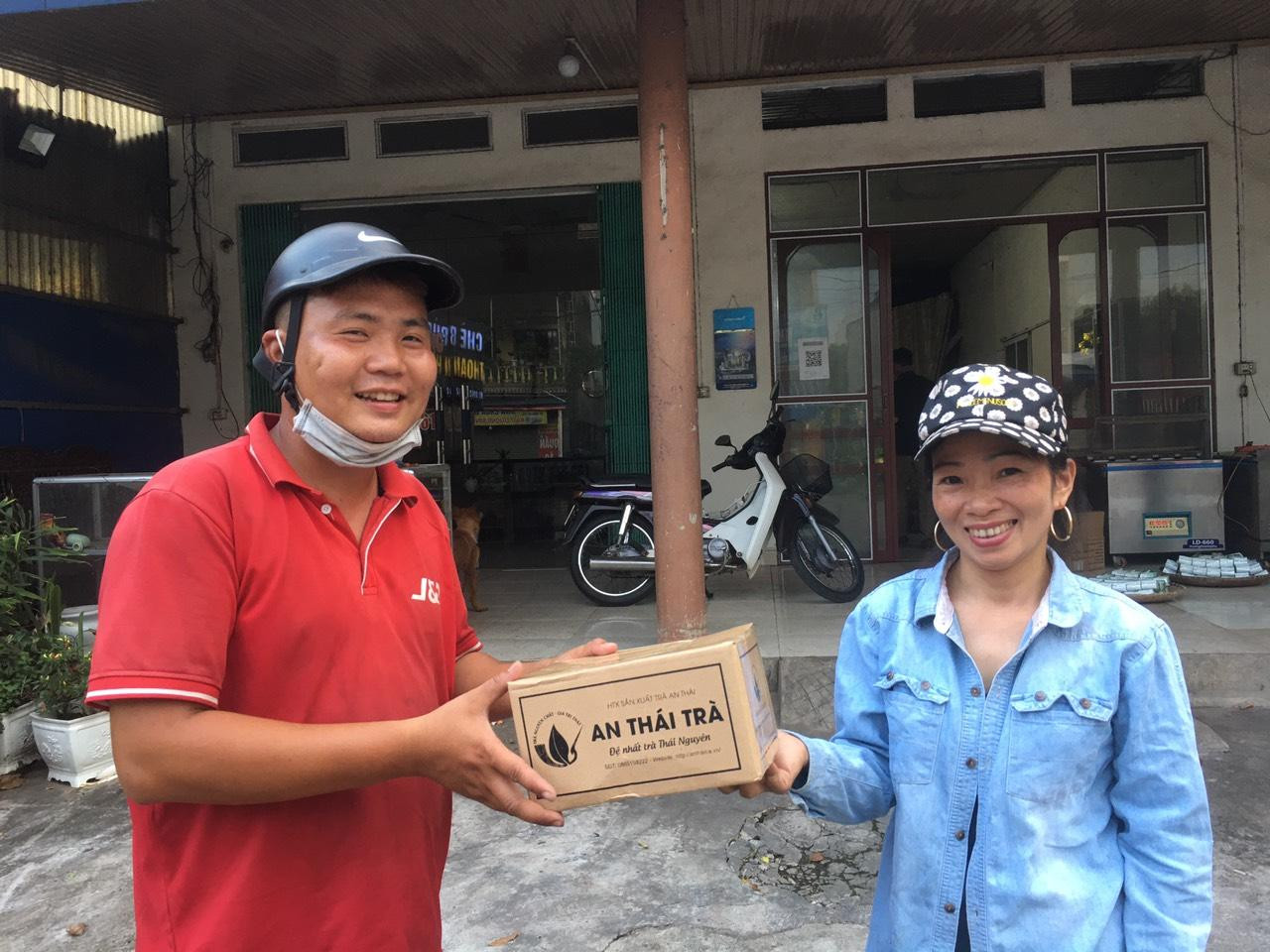 Ông bố “đơn thân" - shipper Văn Thế mong muốn lan tỏa nhiều điều tích cực đến khách hàng