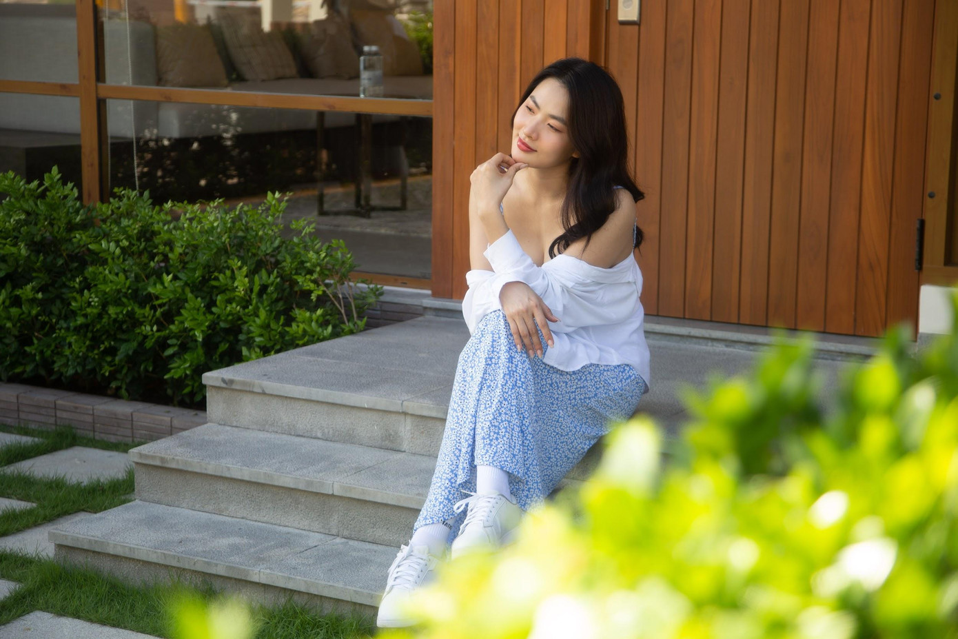 Khung cảnh mang nét tinh tế đương đại Nhật Bản của phân kỳ Morito, NovaWorld Ho Tram làm vẻ đẹp đầy chất thơ của Minh Trang càng thêm nổi bật.