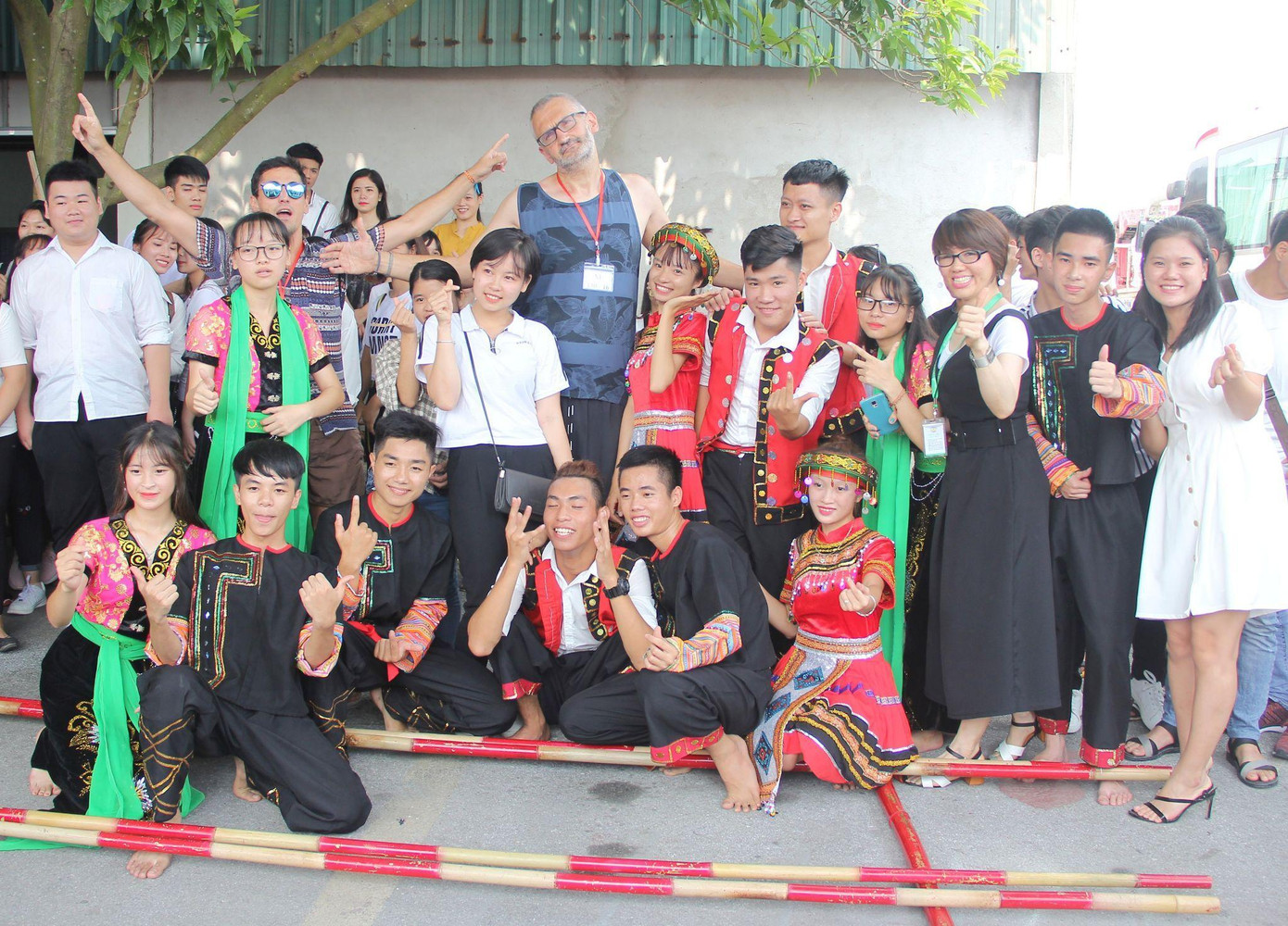 Sinh viên Trường Đại học Kinh Bắc đi thực tế, giao lưu với khách nước ngoài tại Tập đoàn Kinh tế Chân - Thiện - Mỹ.