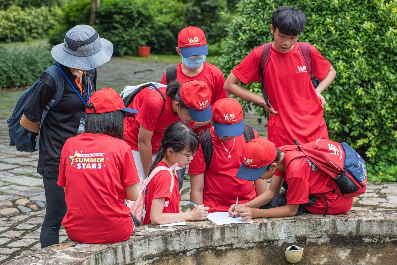 Những hoạt động này không chỉ giúp học sinh vui chơi, thư giãn mà còn là cơ hội để các em khơi mở kết nối với thiên nhiên, thêm am hiểu thế và thêm gắn kết với bạn bè. Đây cũng chính là điểm 10 ấn tượng mà các bạn trại sinh dành tặng cho VUS.