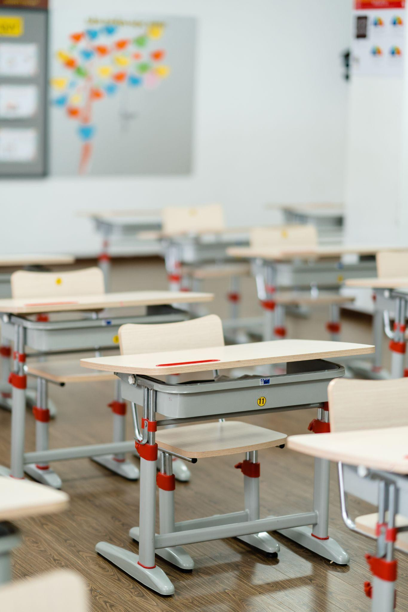 Bàn ghế, cơ sở vật chất tại các trường đang được nâng cấp, ngày càng hiện đại, tiện dụng Bàn ghế, cơ sở vật chất tại các trường đang được nâng cấp, ngày càng hiện đại, tiện dụng