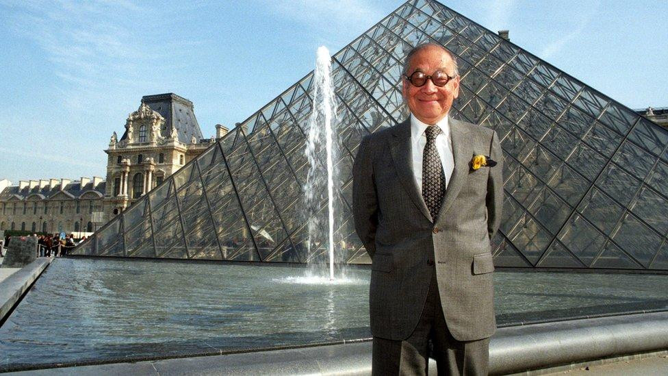 IM Pei bên kim tự tháp kính trên sân bảo tàng Louvre IM Pei bên kim tự tháp kính trên sân bảo tàng Louvre