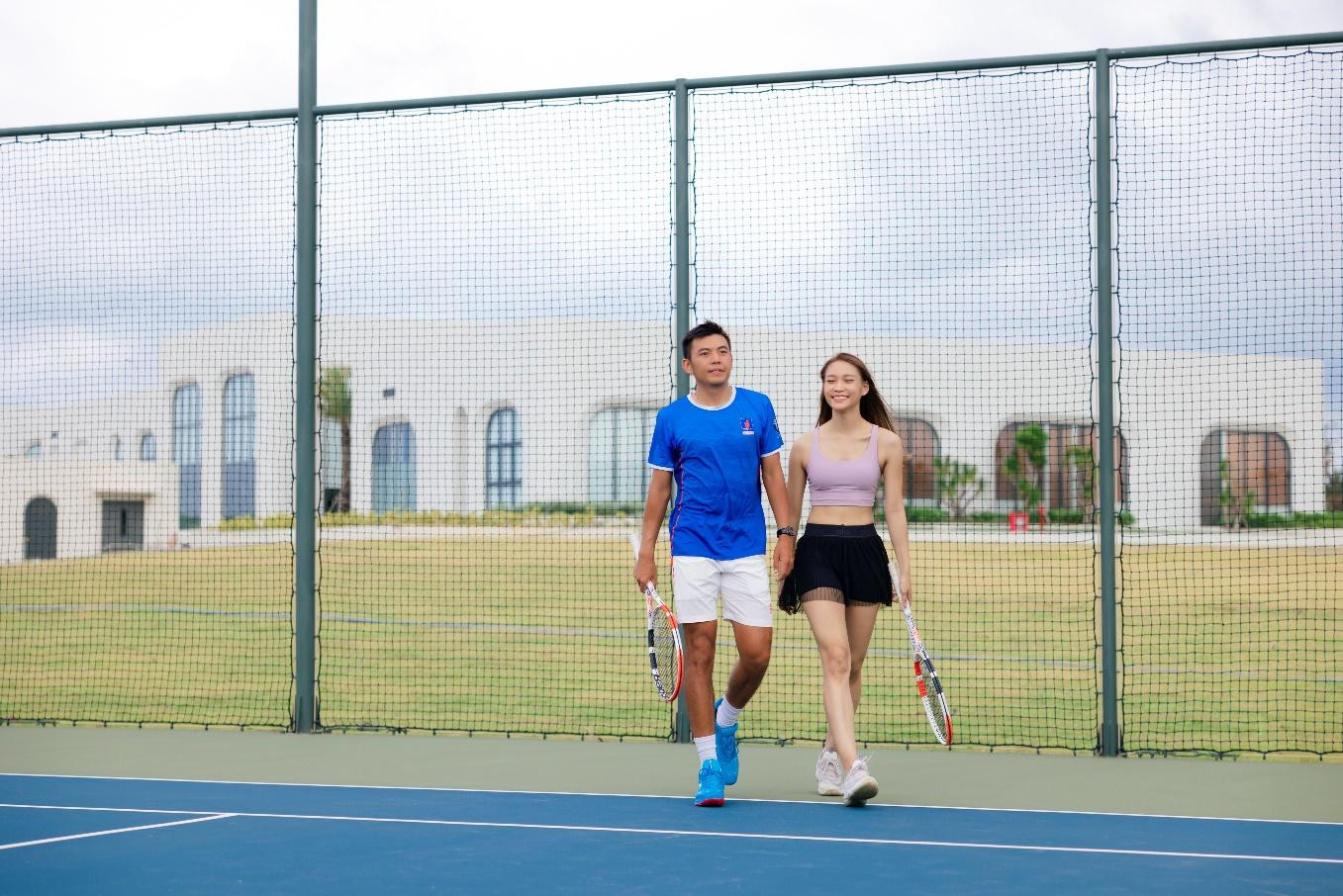 Lý Hoàng Nam khá bất ngờ trước cụm sân tennis đạt tiêu chuẩn tương đương như ở giải chuyên nghiệp thế giới Lý Hoàng Nam khá bất ngờ trước cụm sân tennis đạt tiêu chuẩn tương đương như ở giải chuyên nghiệp thế giới