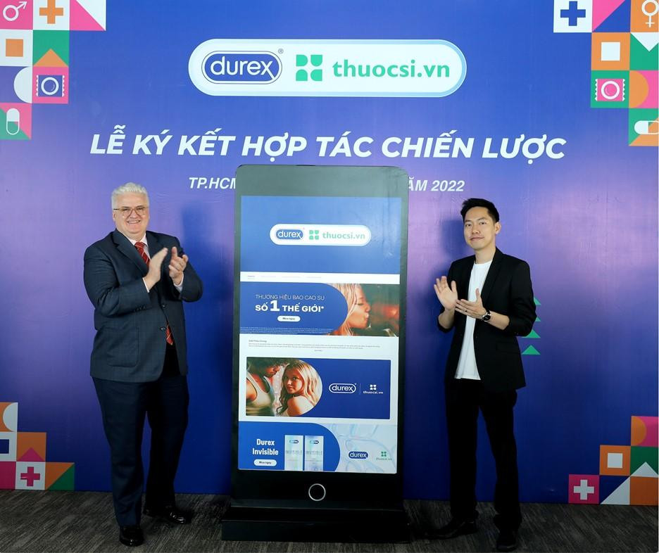 Ông Soren Bech, Tổng giám đốc Reckitt Việt Nam, đơn vị sở hữu thương hiệu Durex và ông Ông Vương Đình Vũ, Nhà sáng lập kiêm Giám đốc Thương mại của thuocsi.vn chính thức khai trương gian hàng chính hãng Durex trên thuocsi.vn.