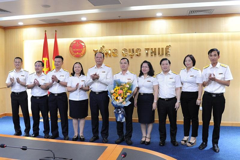 Phó Tổng cục trưởng Vũ Xuân Bách cùng đại diện Lãnh đạo các Vụ, đơn vị chúc mừng tân Cục trưởng Cục Thuế Doanh nghiệp lớn Nguyễn Bằng Thắng