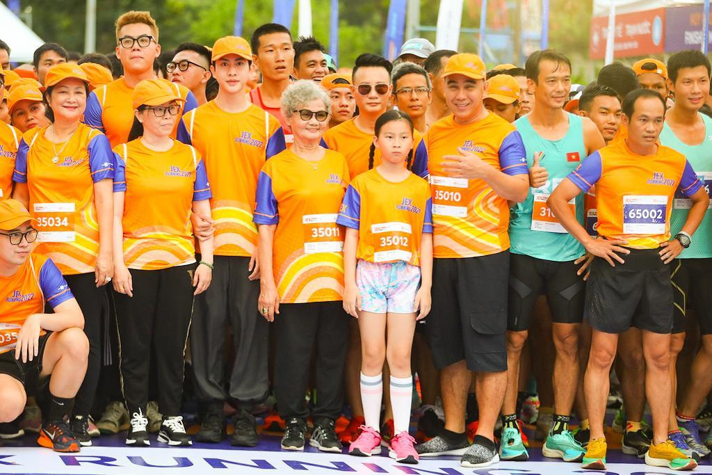 Bà Thục An, Hoàng Bách và bé Meo chờ ở vạch xuất phát cùng các VĐV còn lại