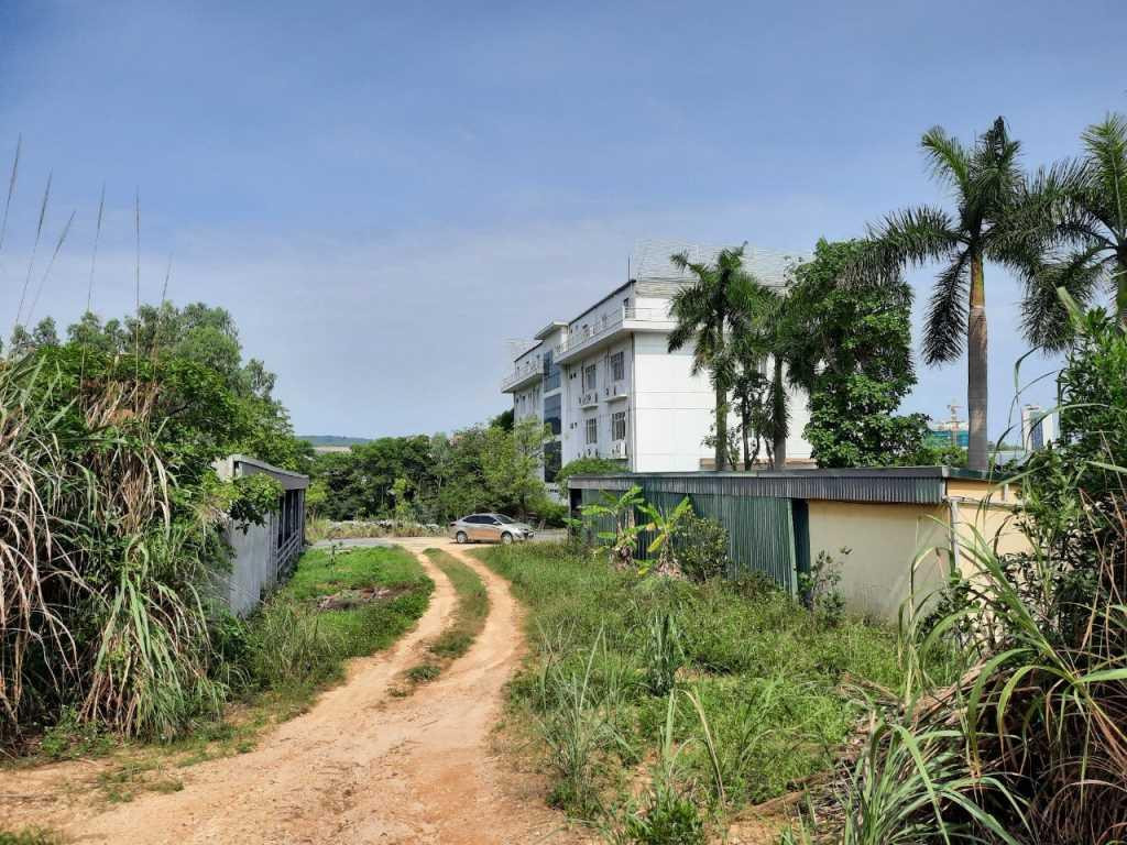 Dự án Bệnh viện quốc tế Hạ Long chậm tiến độ, gây lãng phí tài nguyên đất đai, ảnh hưởng đến đời sống người dân trong vùng dự án.