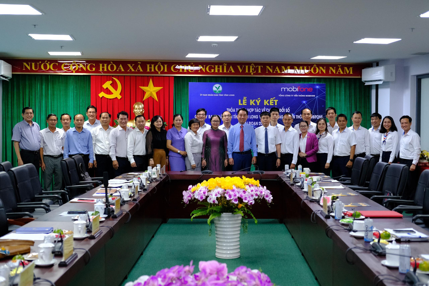 Các đại biểu tham dự chụp ảnh tại lễ Ký kết Thỏa thuận hợp tác Chuyển đổi số