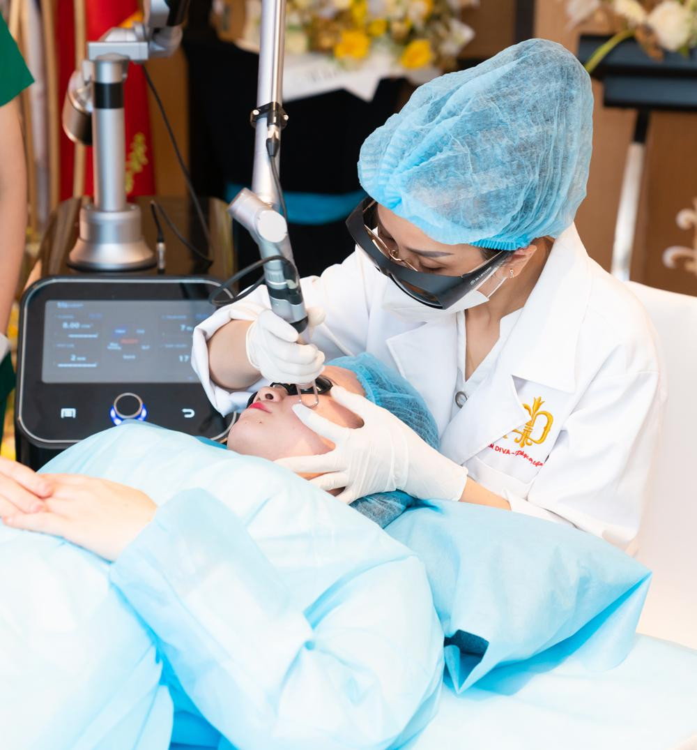 Bác sĩ đã trực tiếp điều trị nám, trẻ hóa da cho khách hàng tại sự kiện ra mắt công nghệ Laser Iris.